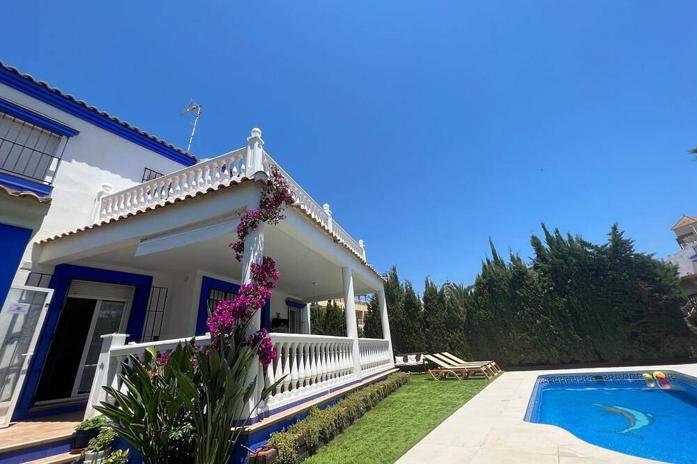 Villa with private swimming pool, parking and Bbq area 100 meters from the beach in Isla Canela, Ayamonte