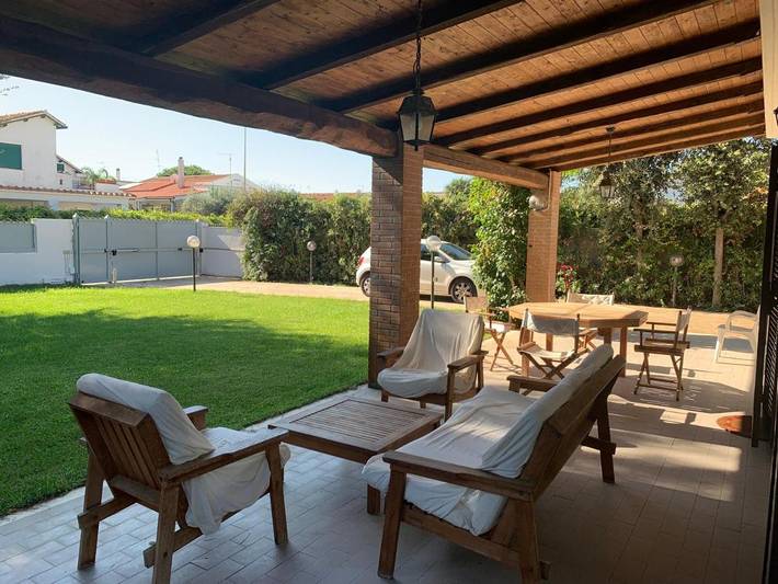Location de vacances pour 8 personnes, avec Terrasse ainsi que Jardin et Piscine à Fregene - 2