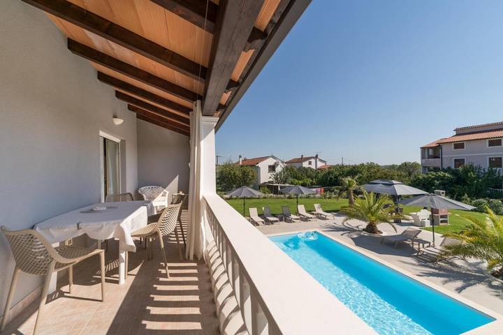 Ferienwohnung für 4 Personen, mit Garten und Pool sowie Ausblick