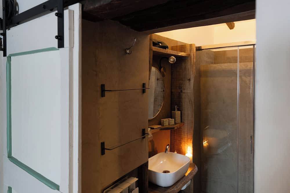 Breathtaking Hillside Retreat - Renovated Apt with Infinity-View Pool in Città di Castello (Italia), Valtiberina