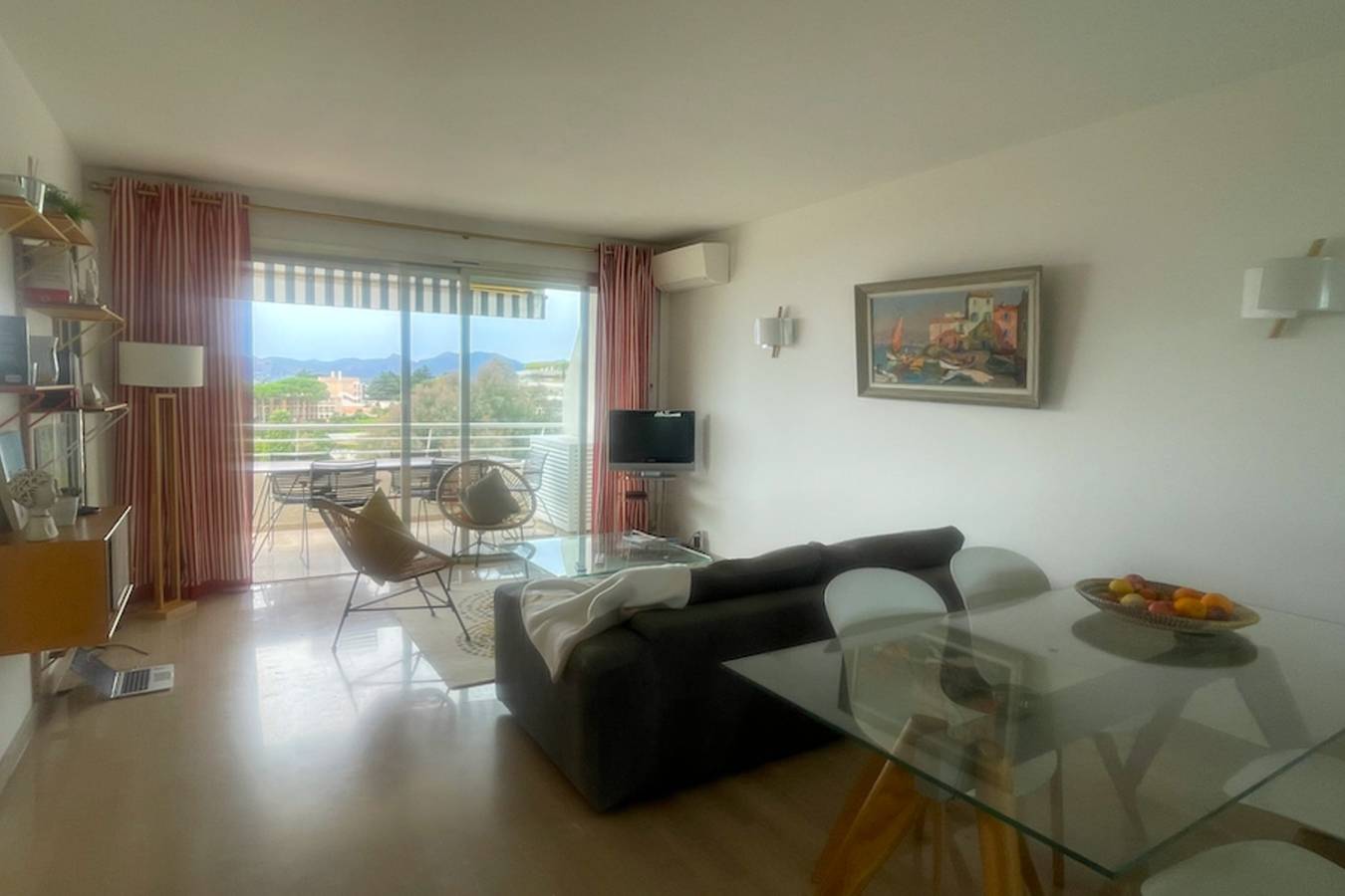 Appartement entier, Évasion à Cannes : vue mer et piscine partagée ! in Cannes, Côte méditerranéenne (France)