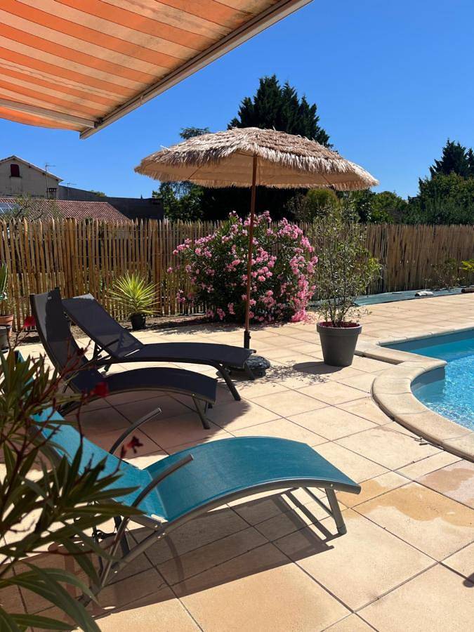 Chambre d’hôte pour 2 personnes, avec jardin et terrasse ainsi que vue et piscine