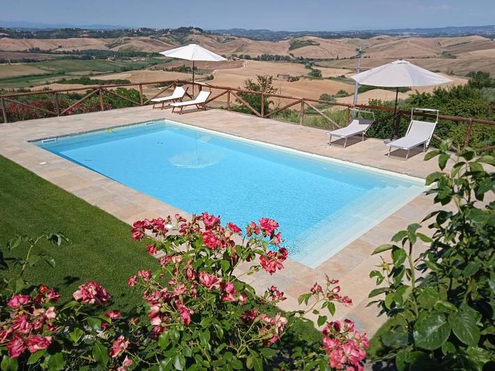 Ferienwohnung für 6 Personen, mit Balkon und Terrasse sowie Garten und Pool in Rivalto