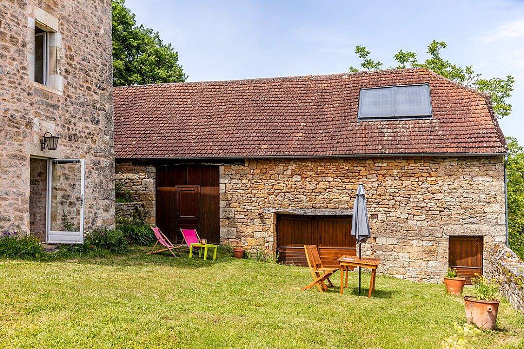 Gîte avec piscine, face au château de Turenne in Turenne, Massif central