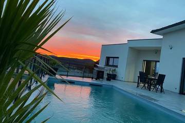 Location de vacances pour 8 personnes, avec vue ainsi que jardin et piscine à Saint-Julien-les-Rosiers