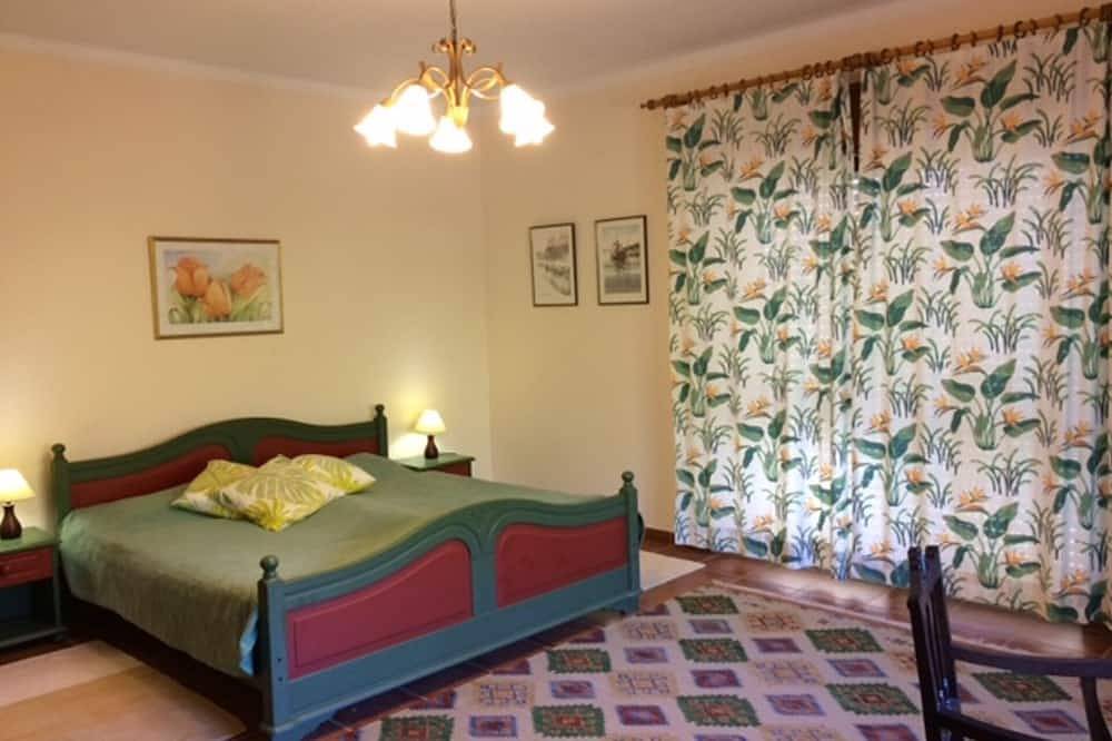 Large private villa with swimming pool, large garden, four bedrooms, lounge and dining room. Calmly in Portimão, Faro District