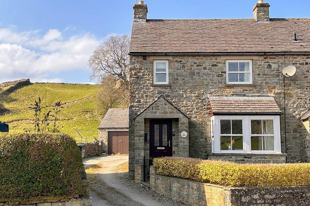 A cosy stone cottage with stunning views, village charm, and adventure at your doorstep in Reeth, Yorkshire Dales National Park