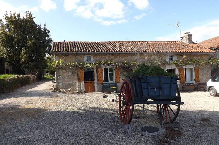 Gîte pour 6 personnes, avec piscine et jardin à Benest