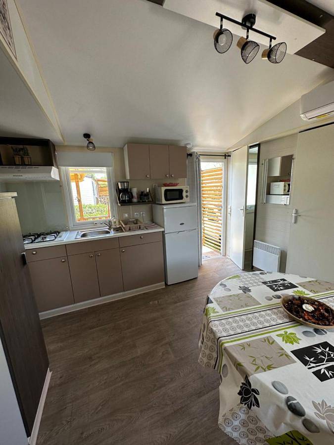 Camping pour 6 personnes, avec Terrasse ainsi que Bassin pour enfant et Piscine à La Roque-d'Anthéron - 3