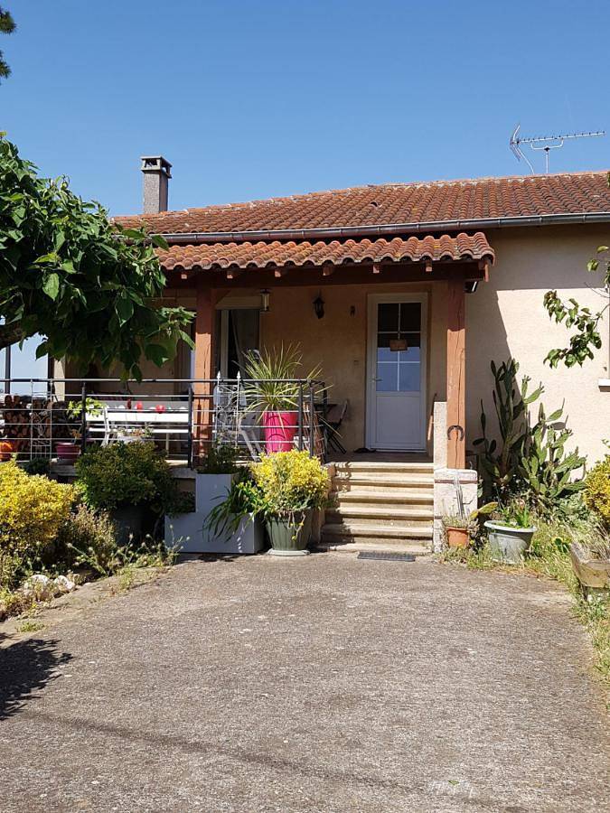 Location de vacances pour 6 personnes, avec Balcon ainsi que Terrasse et Vue à Aussac