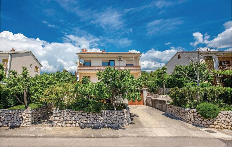 Ganze Ferienwohnung, Gemütliche Ferienwohnung mit Meerblick, Terrasse und Garten – 2,5 km vom Strand entfernt in Novi Vinodolski, Primorje-Gorski Kotar