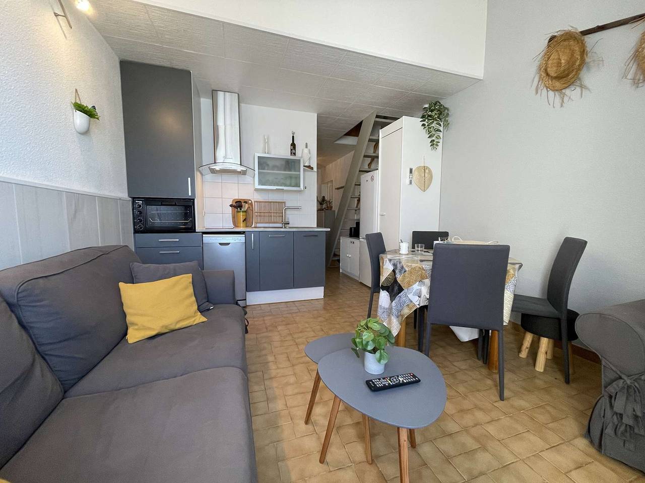 Entire apartment, Modern 6 pers apt with pool, Ac, parking - Gruissan in Gruissan (Ville), Gruissan