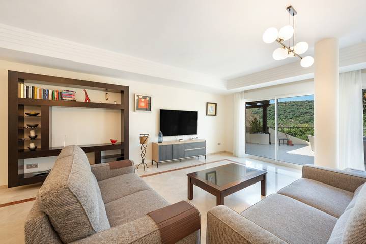 Entire apartment, Apartamento 'San Roque Golf' con vistas a la montaña, Wi-Fi y aire acondicionado in San Roque Club, San Roque