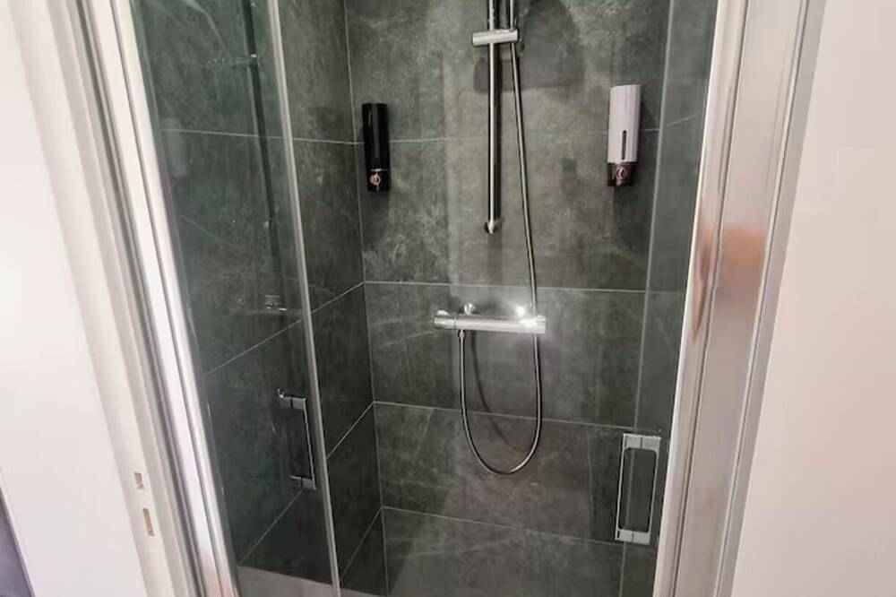 Entire apartment, Studio with pool and panoramic view in Gilette in Gilette, Nice region