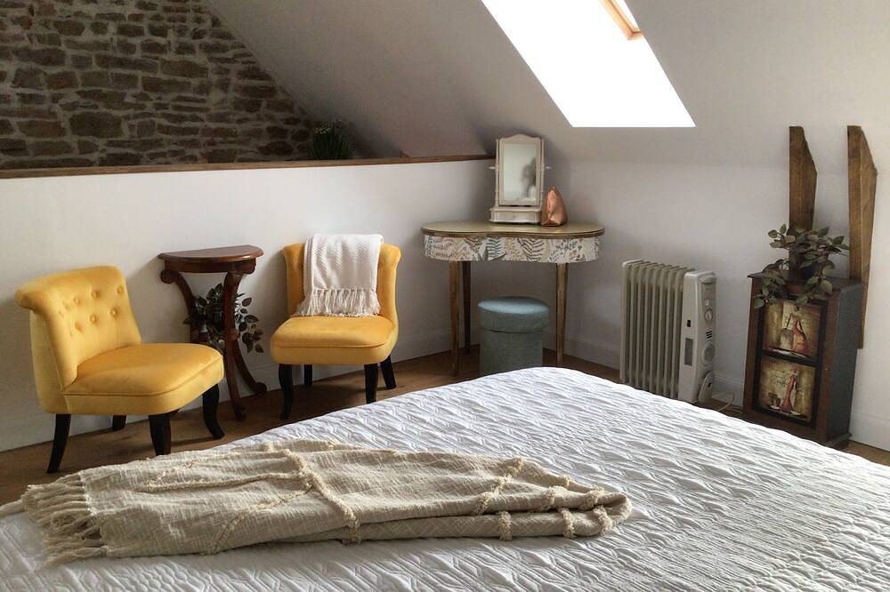 Rural country cottage with hot tub in the tranquil Breton countryside in Plouguenast, Côtes-d'Armor