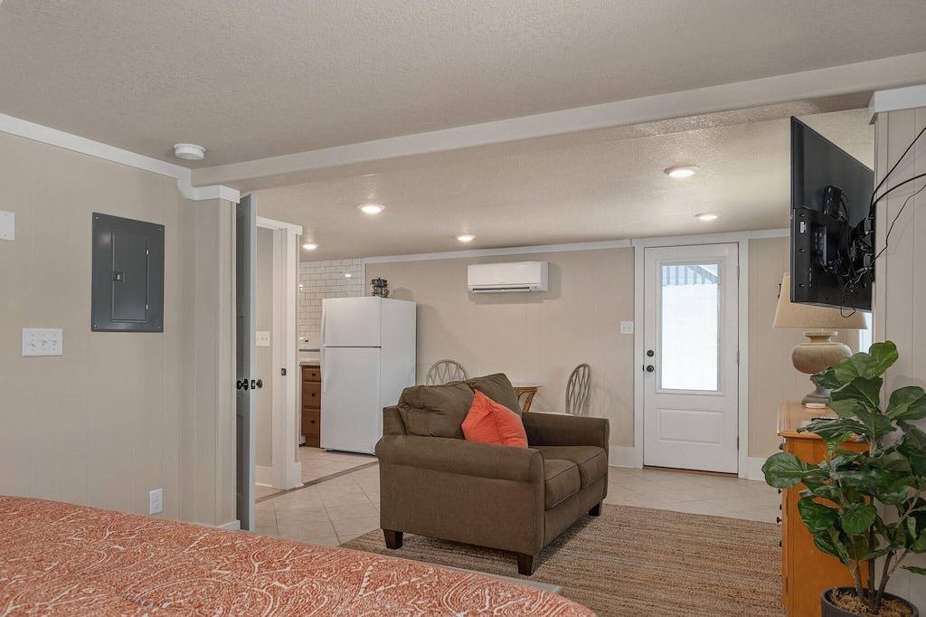 Ganze Wohnung, Salt & Light: Charming Contemporary Studio, Dog-friendly and Close to the Beach! in Whalebone, Nags Head