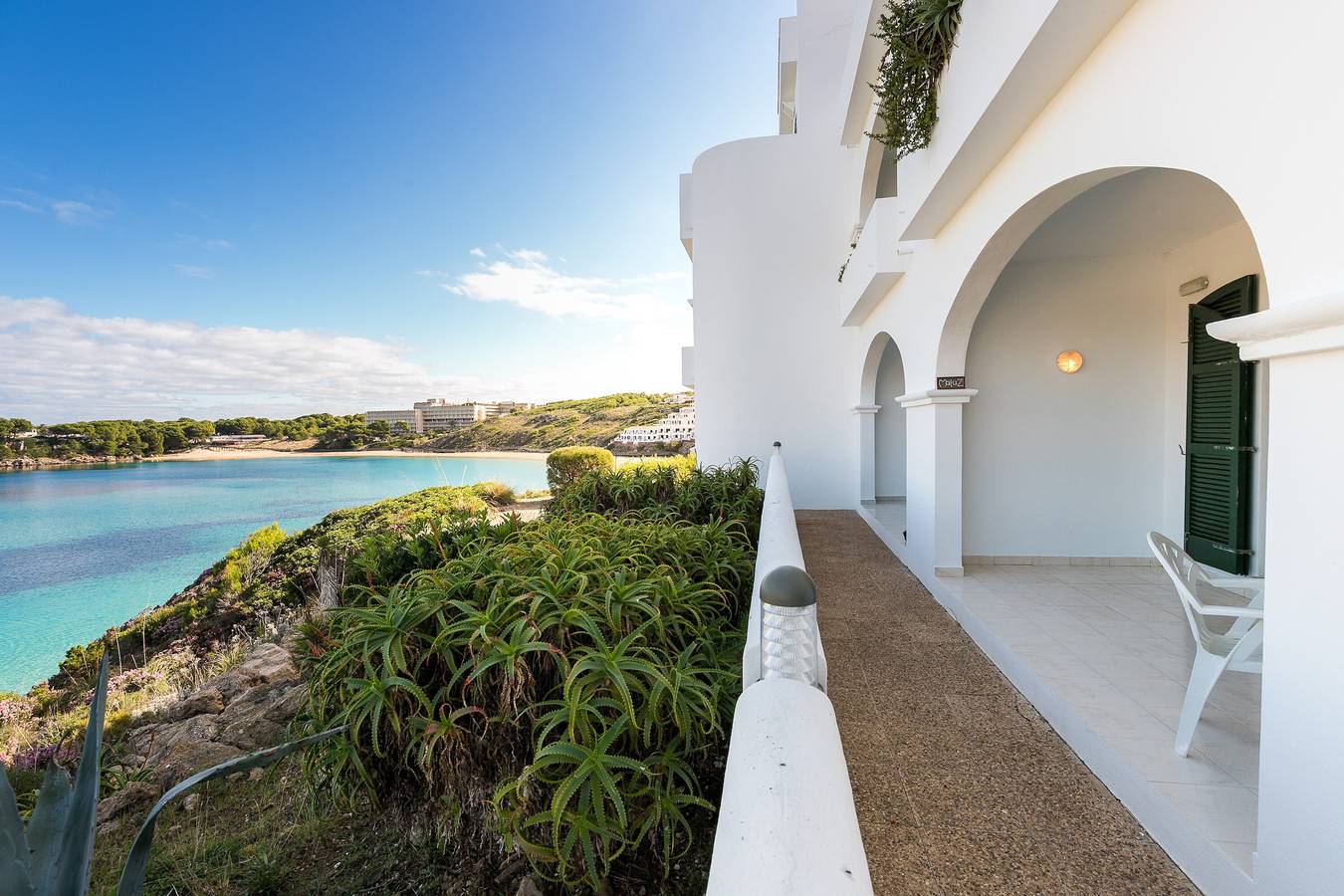 Apartamento entero, Apartamento "Maluz" a pie de playa con vistas al mar y a la montaña, terraza y piscina compartida in Arenal d'en Castell, Es Mercadal