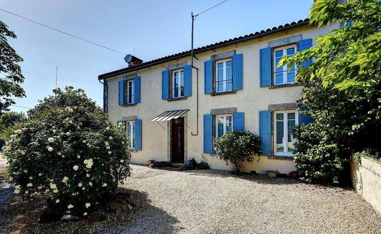 Location de vacances pour 8 personnes, avec Terrasse ainsi que Jardin et Vue dans Moncoutant-sur-Sèvre - 2