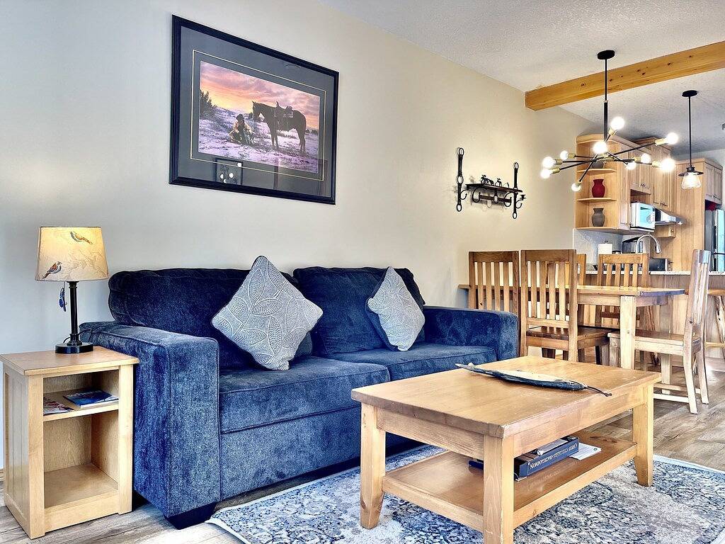 Two Storey Cozy Chalet W/2Br&2Ba Balcony Mountain Views/By Banff Gate / Sleep 6 in Banff-Nationalpark