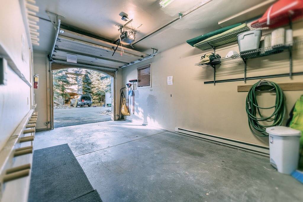 King Master Suite-Private: Hot Tub, Garage & Laundry-Walk to Lift-Free Wifi in Arapahoe Basin