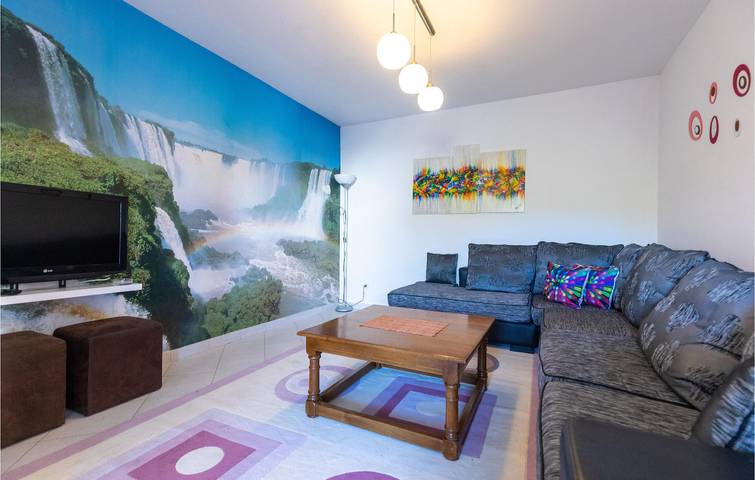 Ganze Ferienwohnung, Gemütliche Wohnung mit Terrasse, WLAN und Parkplatz, 1,5 km vom Strand entfernt in Klek, Dubrovnik-Neretva