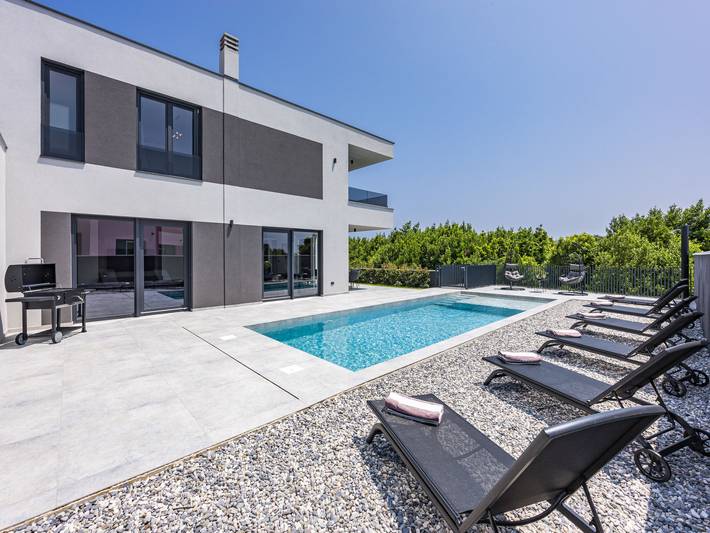 Ferienhaus für 8 Personen, mit Pool und Garten sowie Terrasse in Premantura