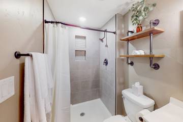 Vacation Rental for 4 Guests in Coeur d'Alene, Coeur d'Alene National Forest, Picture 3