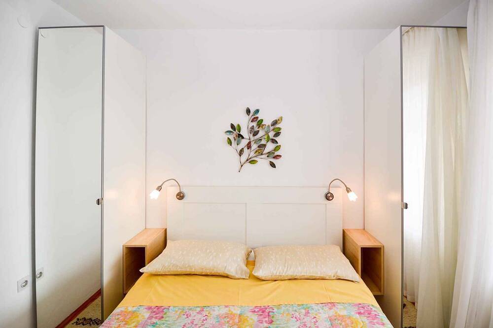 Entire apartment, Holiday apartment with balcony and Tv-Sat in Pula, Pula-Medulin