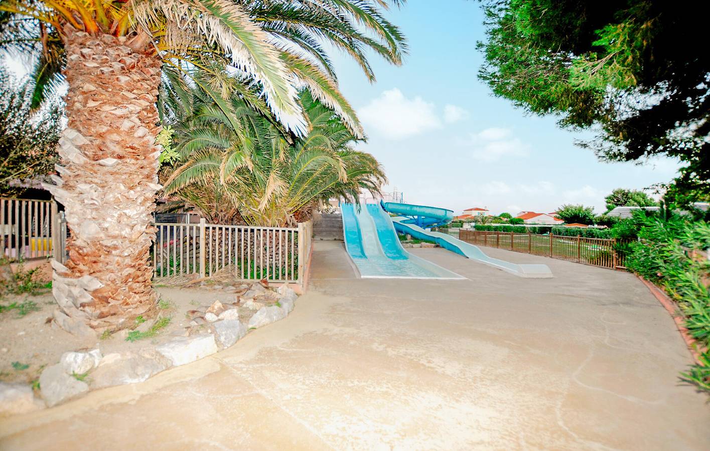Beachside Apartment with Pool & Parking, 1.5km from Beach in Le Barcarès, Côte d'Améthyste
