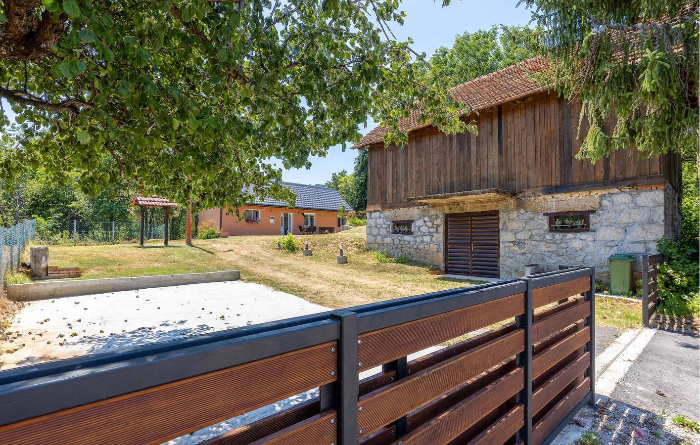 Gemütliche 80 m² große Wohnung mit WLAN, Klimaanlage, Parkplatz und Terrasse in Ozalj, Karlovac und Umgebung