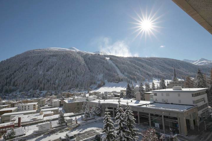 Ferienwohnung für 5 Personen, mit Balkon und Terrasse sowie Pool und Ausblick in Davos