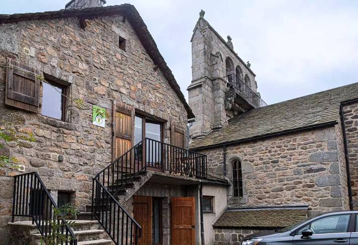 Location de vacances pour 4 personnes, avec balcon et piscine dans L'Aubrac