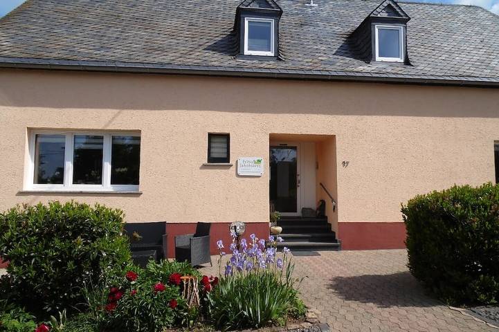 Ferienwohnung für 6 Personen, mit Garten und Balkon sowie Whirlpool, mit Haustier