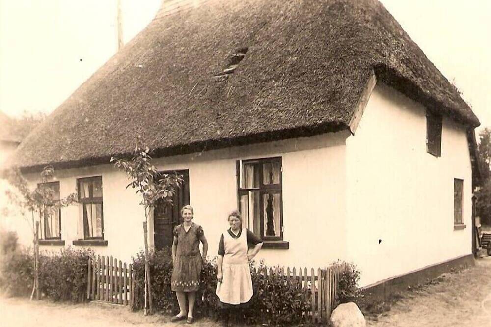Nostalgia in a romantic holiday home with a thatched roof and fireplace in front of the island of Usedom in Spandowerhagen, Kröslin