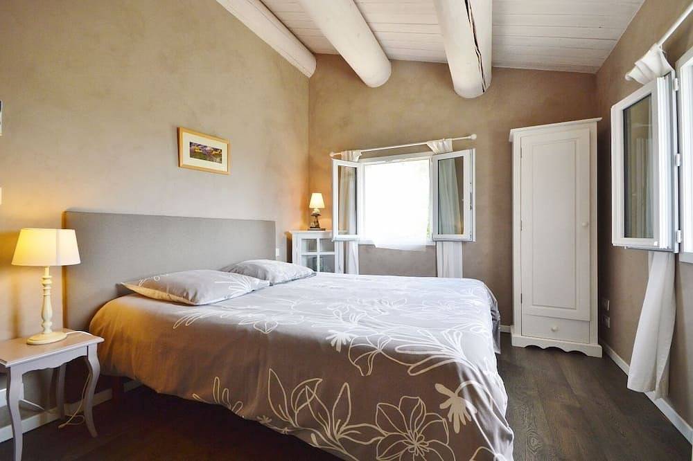 New comfortable house with the charm of the old, swimming pool 13m / 3. 5 in Vallabrix, Nimes region