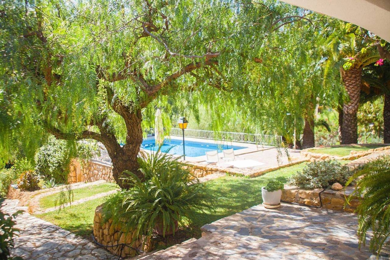 Villa Altozano with pool, barbeque, large garden, and fantastic sea views in Benidorm, Costa Blanca