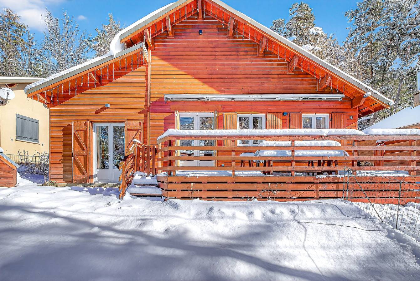 Ferienhaus 'Entier Avec Spa 6 Personnes' mit Bergblick, Wlan und Klimaanlage in Seyne, Alpes-de-Haute-Provence