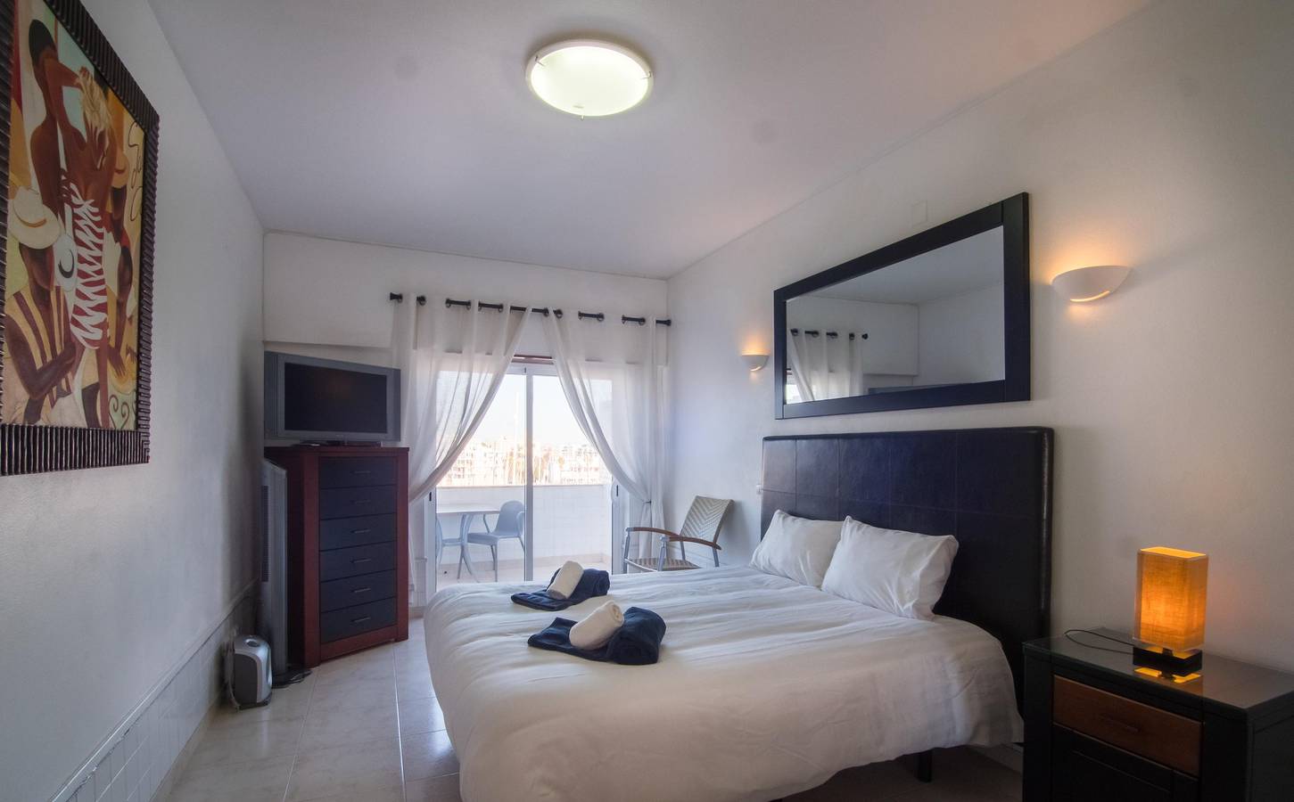 Entire holiday apartment, Lagos Main Avenue studio with Marina view balcony in São Sebastião, Lagos