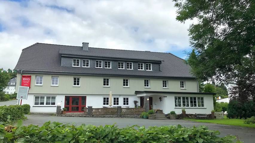 Ferienhaus für 27 Personen, mit Garten und Sauna, mit Haustier in Neuastenberg