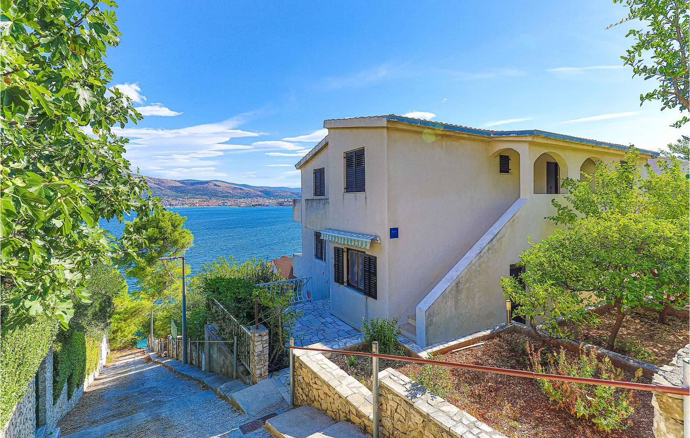 Geräumige Ferienwohnung mit Pool, Terrasse und Zugang zum Strand in Okrug Donji, Ciovo