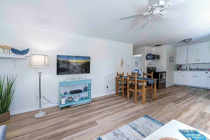 Vacation rental for 8 people, with pool and terrace as well as yard in Hyannis