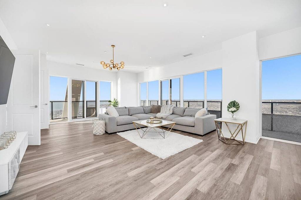 Ganze Wohnung, Luxury Penthouse Suite in Etobicoke, Toronto