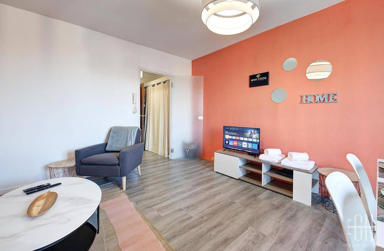Appartement entier, Studio with Balcony in Chambray-lès-Tours, Région de Tours