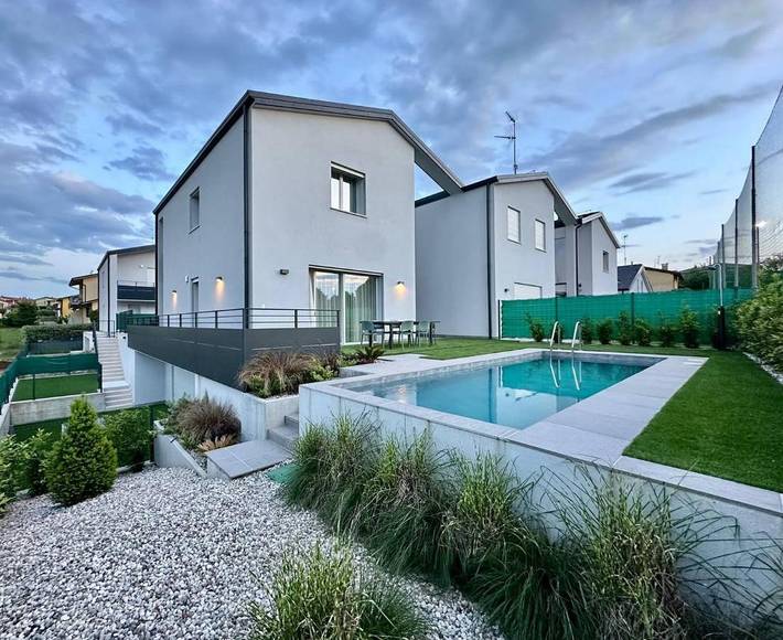 Chalet para 8 personas, con vistas además de jardín y piscina - 1