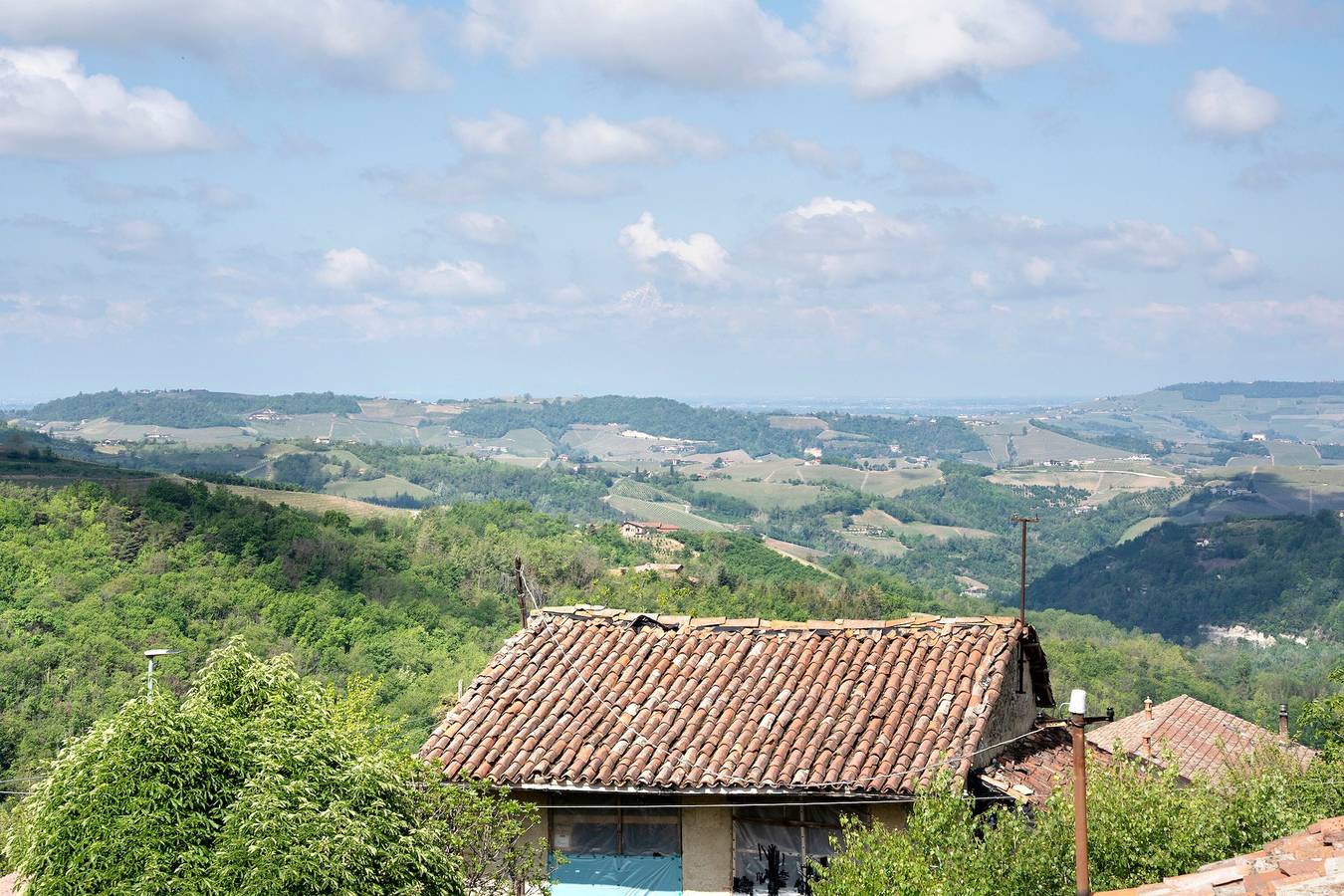 Entire apartment, Holiday Home 'La Corte di Langa Alloggio Ambra' with Mountain View, Pool & Wi-Fi in Cerreto Langhe, Langhe