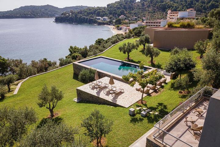 Ferienhaus für 14 Personen, mit Balkon und Terrasse sowie Garten und Pool auf Skiathos