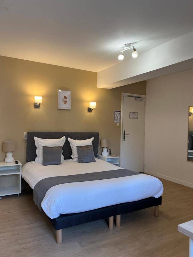 Hôtel pour 4 personnes, avec vue ainsi que jardin et terrasse à Jas