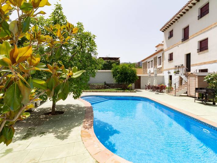 Casa rural para 16 personas, con Terraza además de Jardín y Piscina en El Valle