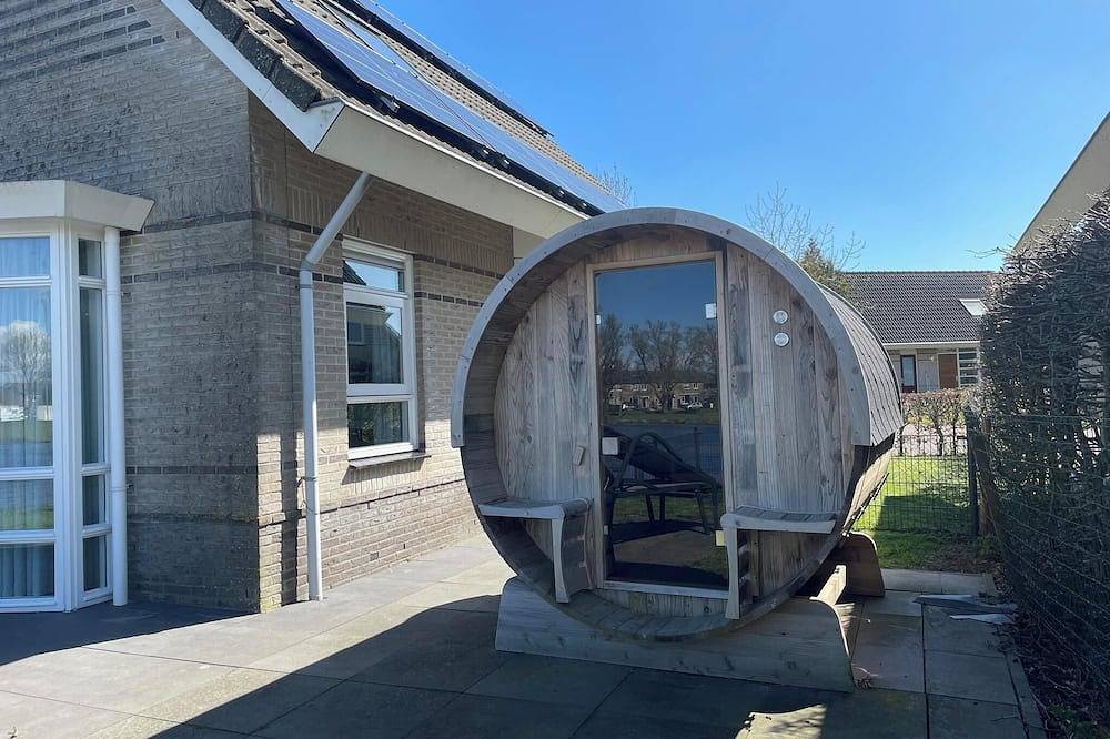 Bungalow with infrared sauna and jacuzzi in the garden in Medemblik, Ijsselmeer