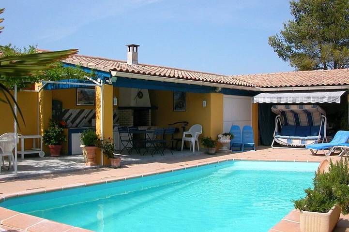 Location de vacances pour 4 personnes, avec terrasse et piscine ainsi que jardin et jacuzzi à L'Isle-sur-la-Sorgue